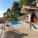 Apartment Stela With Heated Private Pool And Whirlpool Gornje Sitno Split