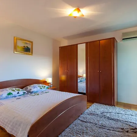 Stela With Heated Pool Je And Whirlpool Gornje Sitno Daire